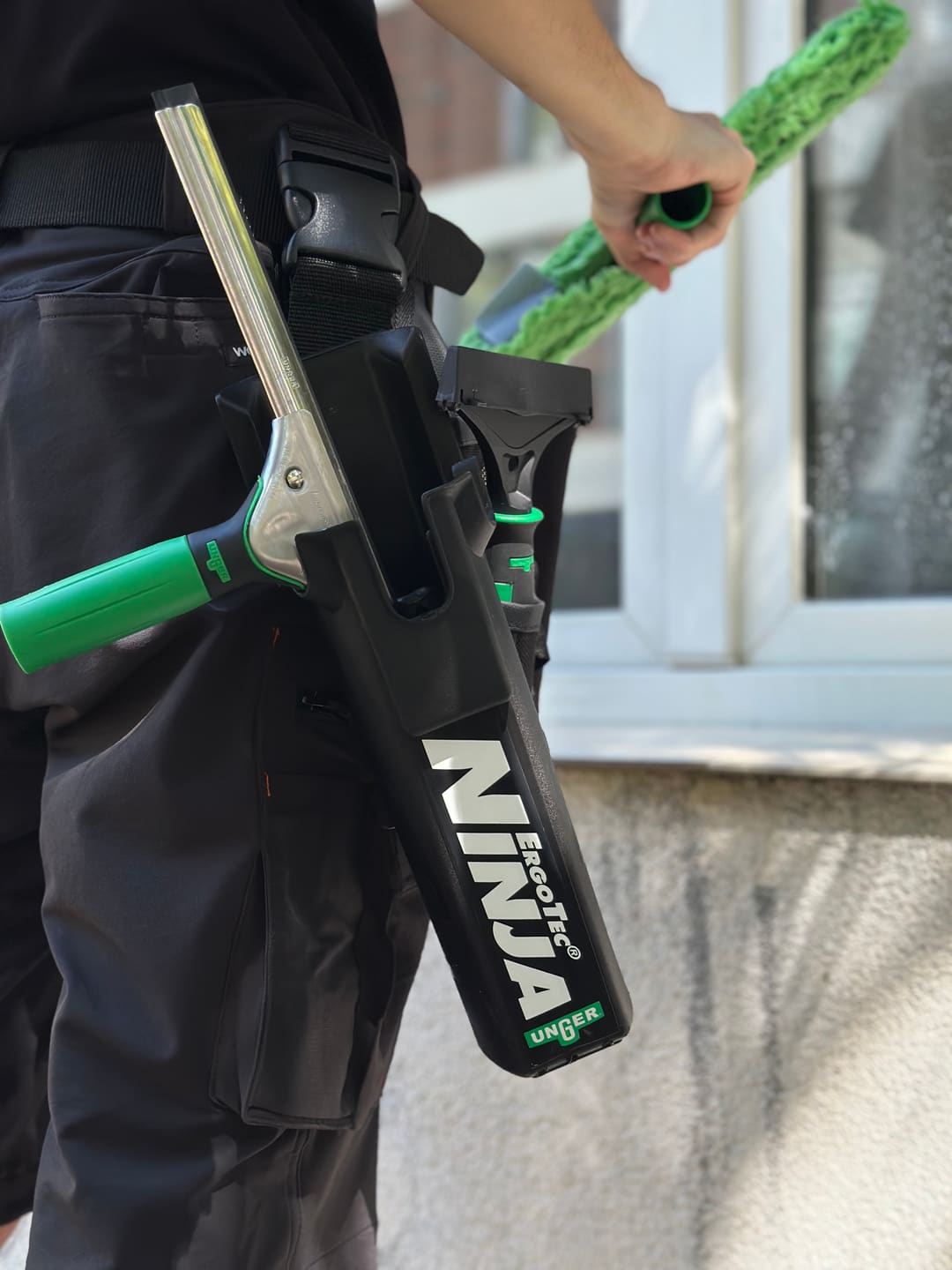 Specialist FreshStart curățând profesional ferestre în Iași cu echipament telescopic