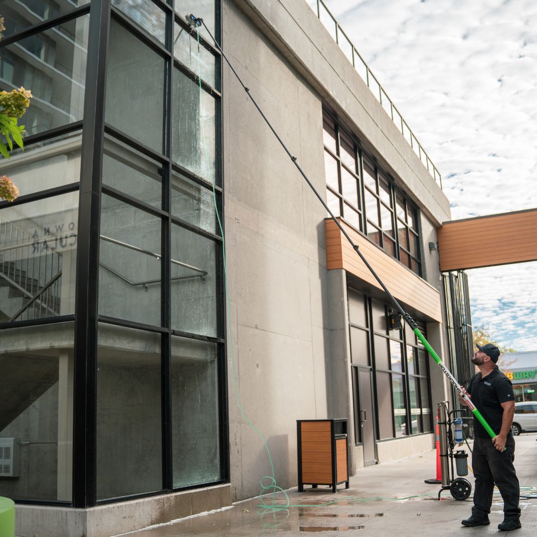 Curățare geamuri la înălțime în Iași – FreshStart