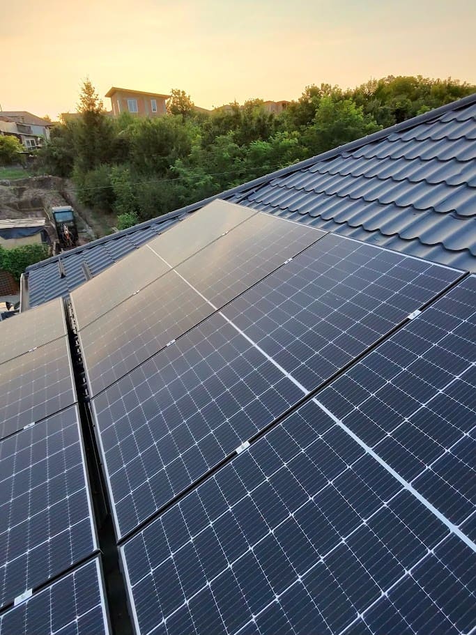 Specialist FreshStart curățând panouri fotovoltaice pe acoperiș în Iași