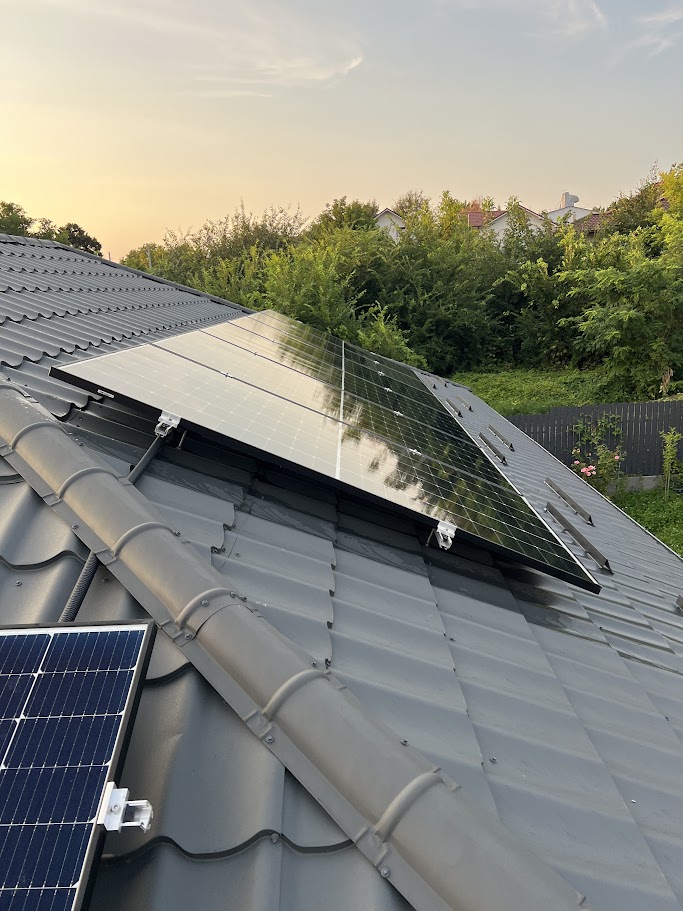 Curățare panouri solare profesională în Iași – FreshStart