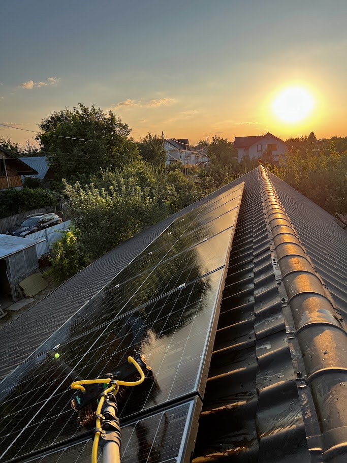 Panouri solare curățate profesional în Iași – FreshStart