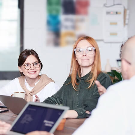 Echipă profesionistă FreshStart curățând ferestre și fațade în Iași